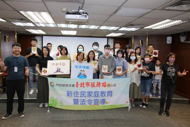 七夕情人节，移民署臺北市服务站教导学员们制作永恒乾燥花相框，将心意放进其中。（移民署提供）