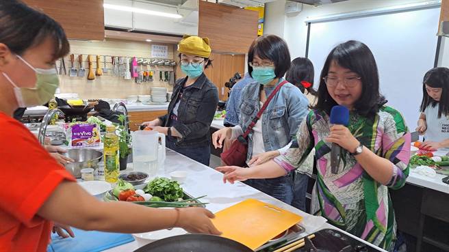 阮梅英教導大家製作正宗越式炸春捲。（北市勞動力重建運用處提供）