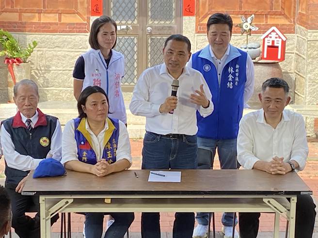 国民党总统参选人侯友宜（右三）22日提早抵达金门，稍早举行完政策发表会后，会后受访。（于家麒摄）