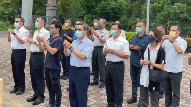 去年8月22日台南市警二分局民權派出所警員曹瑞傑被殺害殉職後，今天屆滿1年，家屬在警政署警監督察蔡清龍等人的陪同下，前往塔位前祭拜。（警方提供／洪榮志台南傳真）