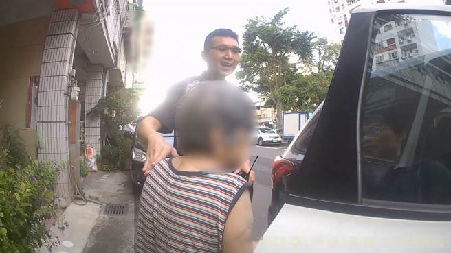 经警方协助83岁吴姓妇人终于找到自己的家，顺利返家。（台中市警）