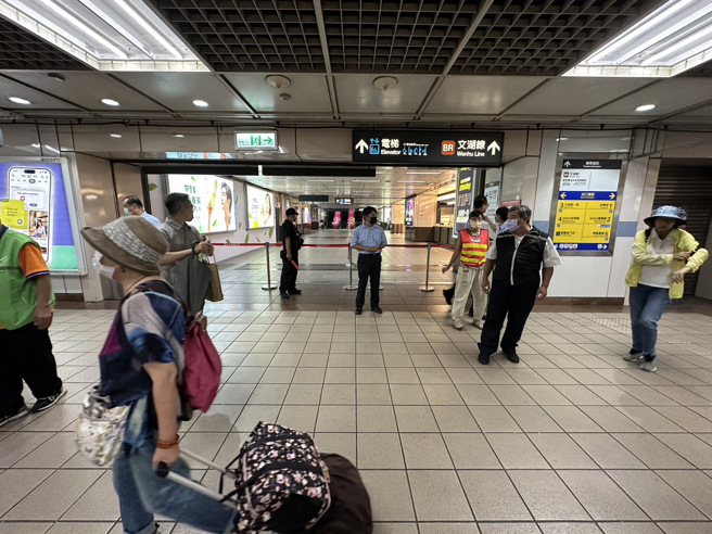 台北捷運文湖線系統異常，全線暫停營運，往文湖線出入口封閉，不讓旅客通行。（圖／記者張立勳攝影）