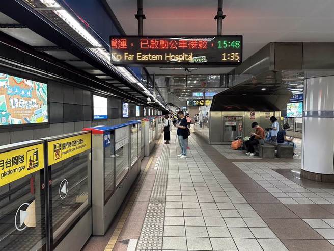 北捷文湖線疑似因落雷影響，全線暫停營運。（張立勳攝）
