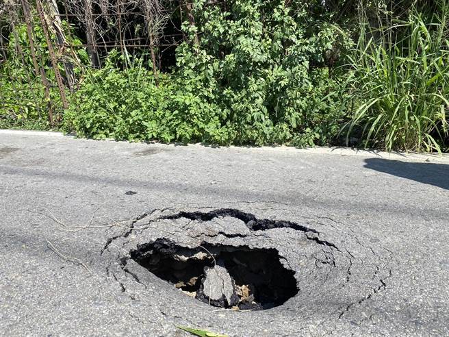 新竹市水利路今下午2点多，有民眾发现长45公分、宽30公分，而深度约60公分的坑洞。（曾翰扬提供／王惠慧新竹传真）