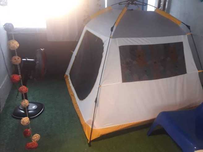 一名台中网友分享每个月只花1000元租「次顶楼阳台」，每天在帐棚睡觉。(翻摄自爆废公社公开版FB)