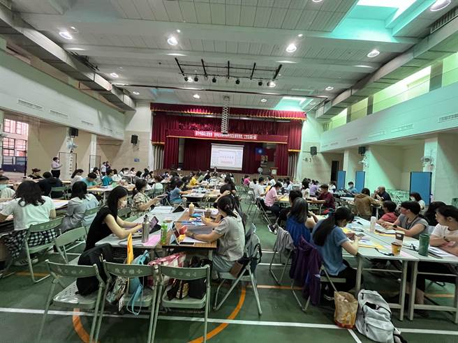 台中市教育局22日起于北屯区陈平国小举办为期4天的第6届国小数学「起承转合」工作坊，吸引全国17县市教师共135位国小数学教师参加。（台中市政府提供／冯惠宜台中传真）