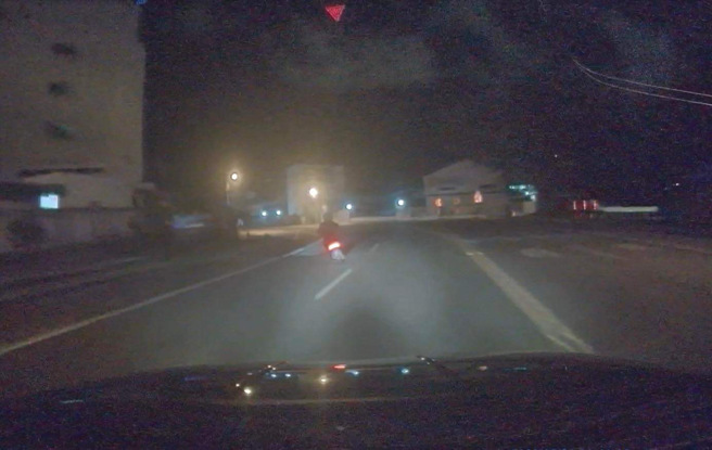 台南市1名27岁周姓男子，遇警方拦查，周男立即加速逃逸沿路蛇行逆向，警方立即一路在后尾随。（翻摄画面）