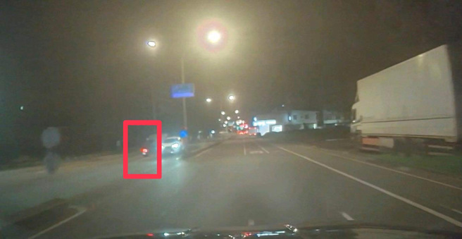 台南市1名27岁周姓男子，遇警方拦查，周男立即加速逃逸沿路蛇行逆向，警方立即一路在后尾随。（翻摄画面）