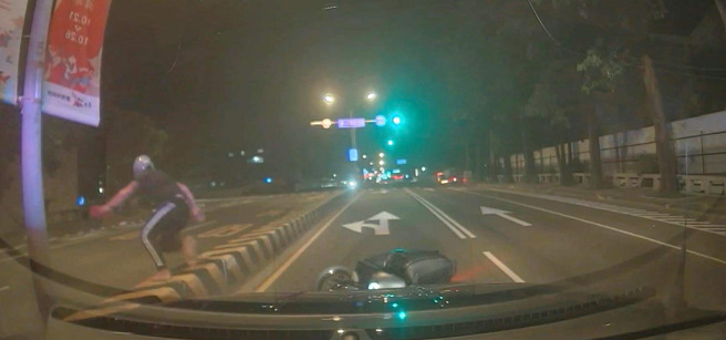 周男摔车后仍起身继续步行逃逸。（翻摄画面）