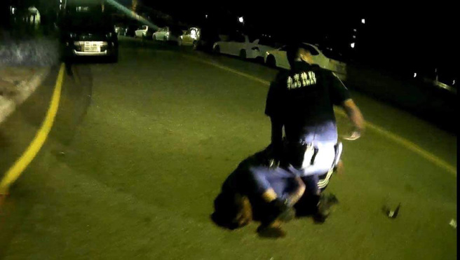 周男摔车后仍起身继续步行逃逸，警方追逐约数十公尺后，终将其拦下。（翻摄画面）