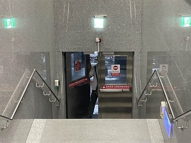 北北基桃午后出现大雷雨，松山机场地面作业2度暂停。（读者提供／陈佑诚台北传真）