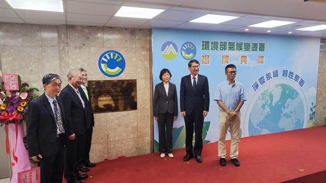 气候变迁署署长蔡玲仪证实，由于法律不能溯及既往等，因此会待明年碳费审议委员会拍板碳费后、2025年开徵碳费，并以2024年的碳盘查为基础收费。（林良齐摄）