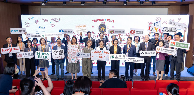 文化总会今举行记者会，宣布将于9月16日、17日于东京上野恩赐公园喷水池广场举办「TAIWAN PLUS2023台日一绪に」；记者会中，信义房屋公共事务部副总经理林俊安（前排右一）也代表出席。(图/信义房屋 提供)