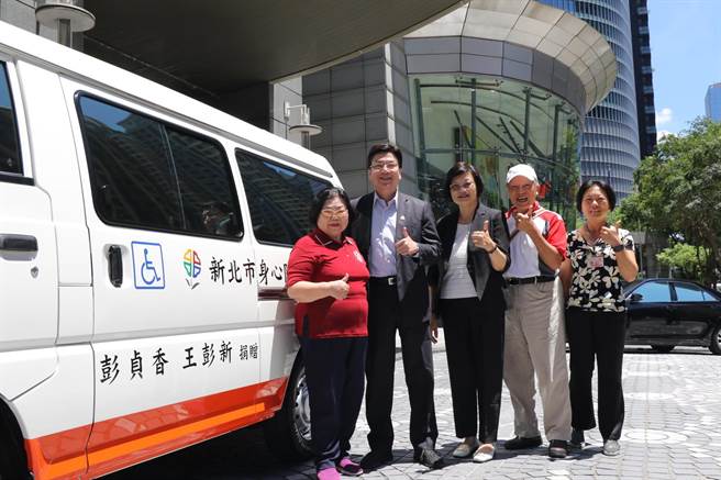 板桥市民彭贞香22日捐赠復康巴士给新北市政府，这已是她捐出的第3辆復康巴士。（新北市社会局提供）