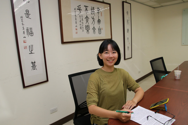 小鑫认为结婚就像生活多了一位伙伴，无论有没有过节庆，每天记得向对方表达爱意。。（移民署提供）