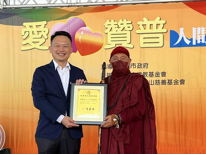 桃园副市长苏俊宾率市府团队出席捐赠仪式，并代表市长张善政致赠感谢状给心道法师。(蔡依珍摄)