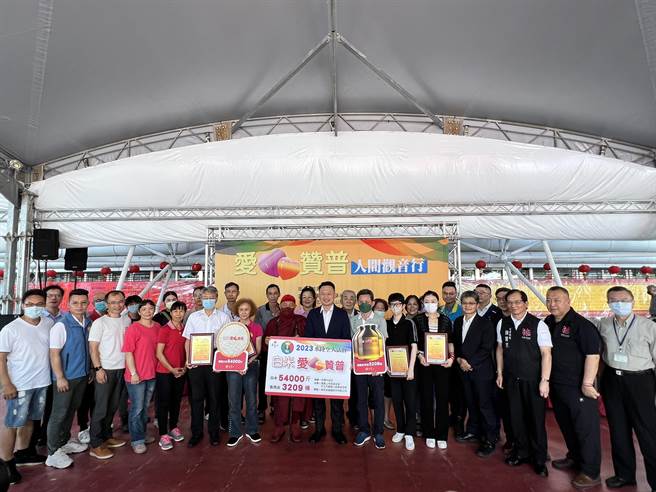 灵鹫山水陆法会募得5万4000公斤白米及3209桶食用油，22日由各区公所和16间慈善机构代表受赠。(蔡依珍摄)