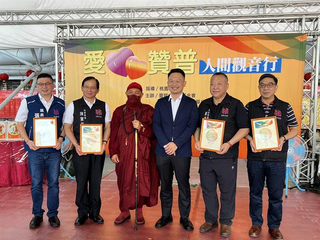 桃园副市长苏俊宾率市府团队出席捐赠仪式。(蔡依珍摄)