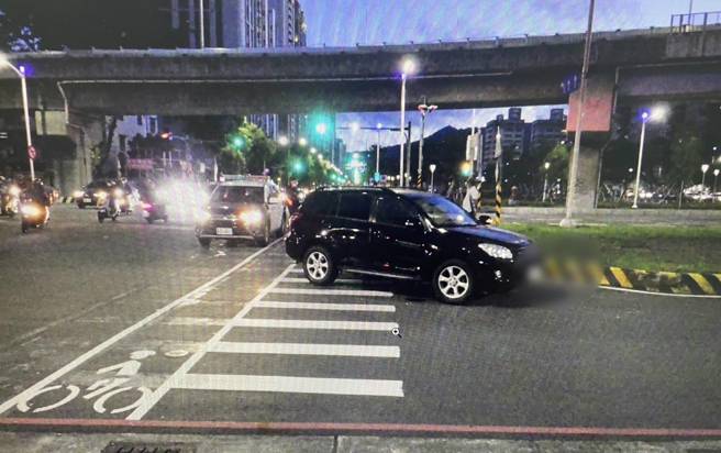 高雄市1名75岁蔡姓男子20日下午18时许，开车行经鼓山区马卡道路昨转时，因未暂停礼让行走，于路口行人穿越道擦撞行人52岁王姓女子，造成王女手脚多处擦挫伤。（翻摄画面）