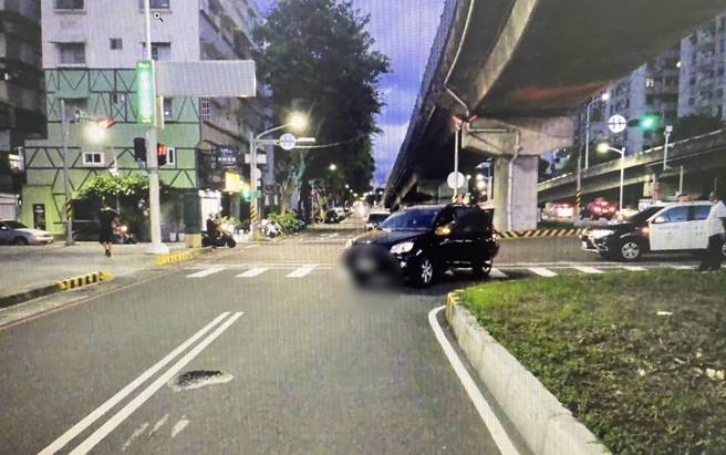 高雄市1名75岁蔡姓男子20日下午18时许，开车行经鼓山区马卡道路昨转时，因未暂停礼让行走，于路口行人穿越道擦撞行人52岁王姓女子，造成王女手脚多处擦挫伤。（翻摄画面）