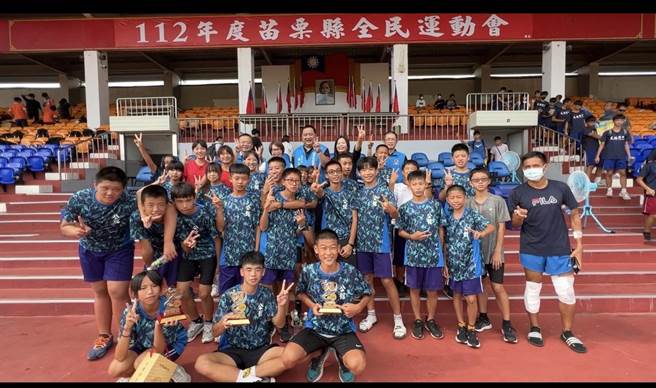公館國中田徑隊今年創下校史新紀錄，在縣運會拿下3金、5銀、13銅的好成績。（公館國中提供／李京昇苗栗傳真）
