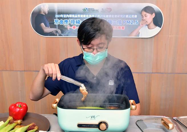 肉类在高温下烧烤会产生香气和烟雾，释放出挥发性有机化合物（TVOC）和氮氧化物（NOx）等污染物，在室内空间更容易对呼吸系统敏感的人群有立即影响。（台湾室内环境品质学会提供）