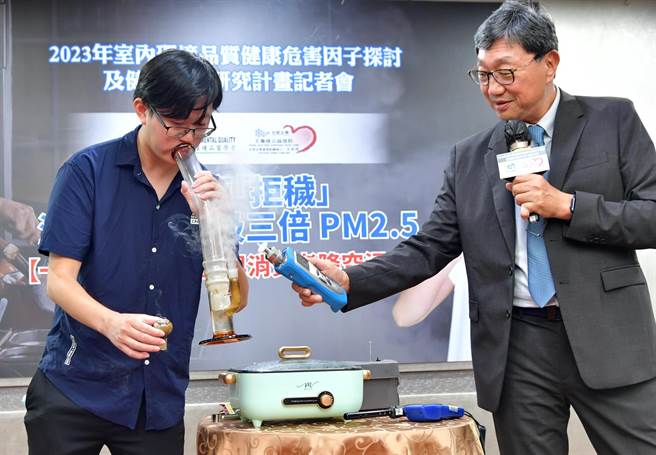 水烟酒吧的PM2.5暴露量，是环保署规定24小时标准值（35 μg_m³）的3.1倍。（台湾室内环境品质学会提供）