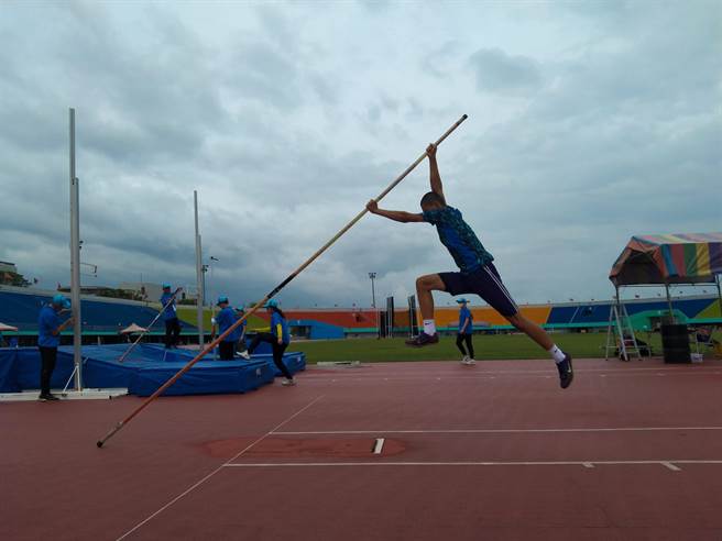 林家詰也榮獲國男撐竿跳高金牌。（公館國中提供／李京昇苗栗傳真）