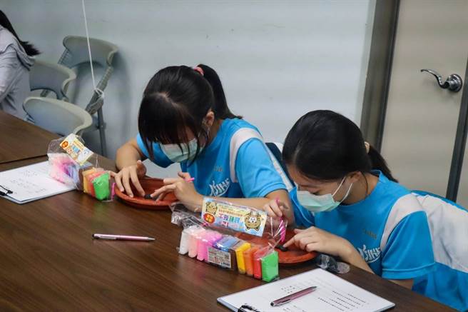 嘉义大学辅导与谘商学系到学校带学生进行小团体活动自我探索。（嘉义市政府提供／廖素慧嘉市传真）