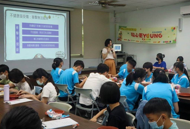 嘉义大学辅导与谘商学系到校园引导学生探索自我情绪。（嘉义市政府提供／廖素慧嘉市传真）