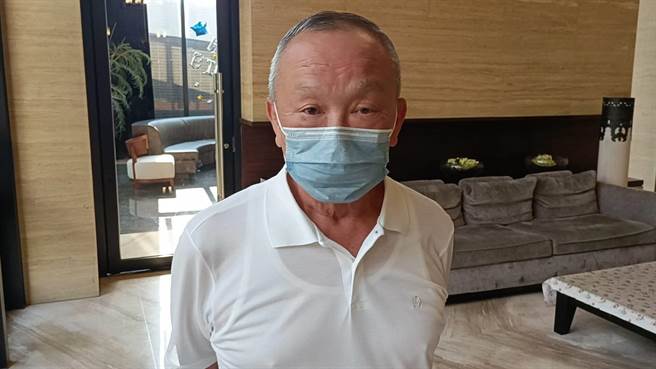 前苗栗縣長徐耀昌22日公開宣布退出國民黨後，下午接受媒體訪問談退黨。（讀者提供／謝明俊苗栗傳真）