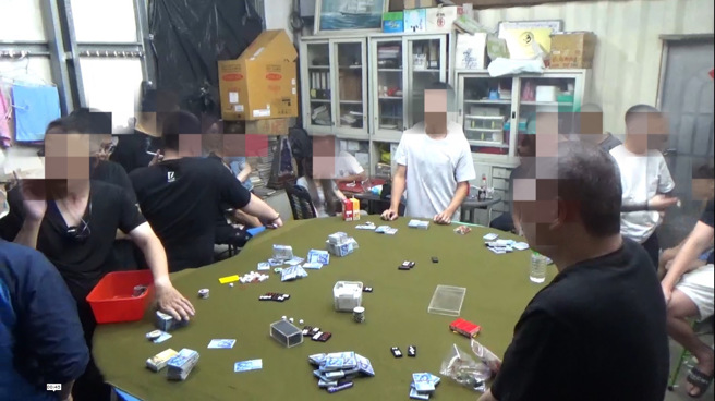 新北市汐止分局8月18日凌晨2時許，於大同路一段515巷內鐵皮屋當場查獲45歲陳姓負責人、22歲荷官李男等2人及賭客27歲陳男等13男1女共14人。（圖／警方提供）