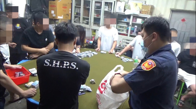 新北市汐止分局8月18日凌晨2時許，於大同路一段515巷內鐵皮屋當場查獲45歲陳姓負責人、22歲荷官李男等2人及賭客27歲陳男等13男1女共14人。（圖／警方提供）