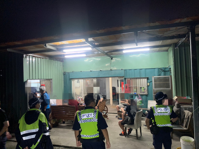 新北市汐止分局8月18日凌晨2時許，於大同路一段515巷內鐵皮屋當場查獲45歲陳姓負責人、22歲荷官李男等2人及賭客27歲陳男等13男1女共14人。（圖／警方提供）