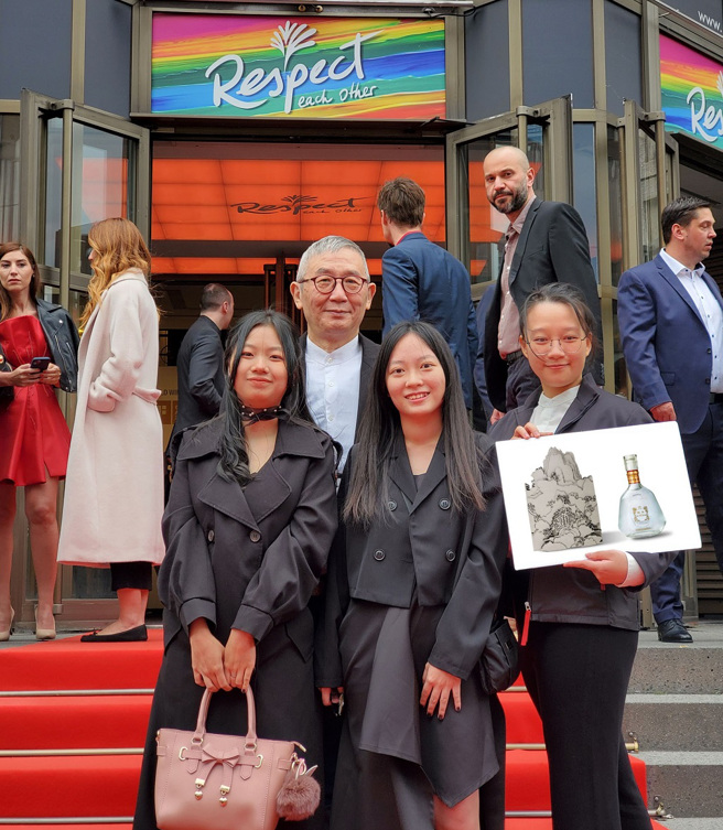 致理科大创作团队在德国参加颁奖走红毯。（图／致理科大提供）