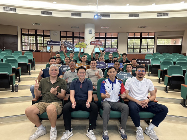 学生运动员生涯发展教育计画讲座列车第5站篮球项目在松山高中进行，由宋杰（左起）、林哲宇、黄宝赐、许时清分享经验。（台北市政府体育局提供）