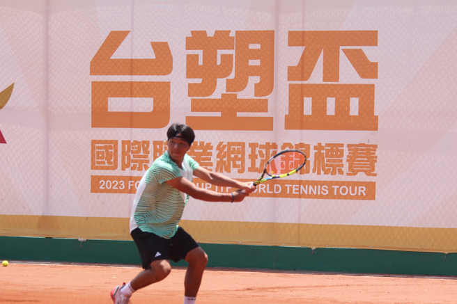 台塑杯男网赛第2周赛事，从会外赛突围的台湾小将王恺翊从男单会外赛到会内赛3连胜，晋级16强。（中华网协提供）