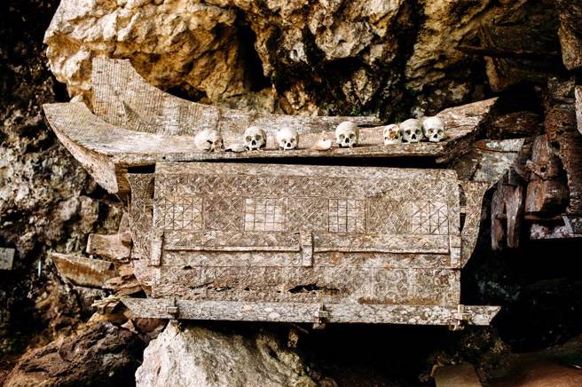 大陆荆州在2007年发现一座汉代古墓，墓主人的棺木盖上惊现灰白色人影，经过研究发现只是霉斑。(示意图/达志影像)