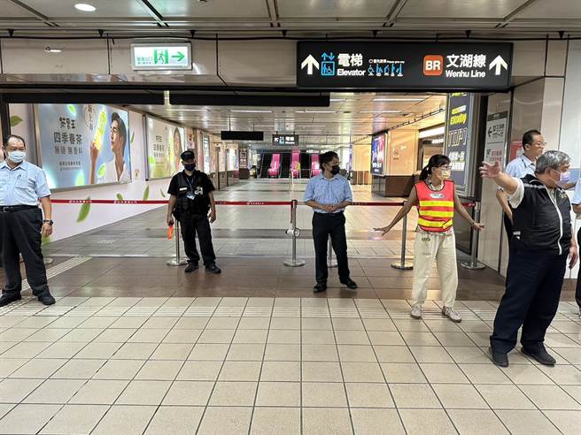 台北捷运文湖线疑似因落雷影响号志异常，20日下午3时32分全线暂停营运，往文湖线出入口封闭，不让旅客通行，经抢修后并于4时13分恢復正常营运。（张立勋摄）
