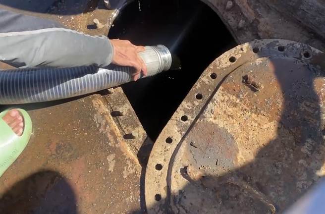 机舱污油抽上平台船作业。（翻摄照片／洪靖宜高雄传真）