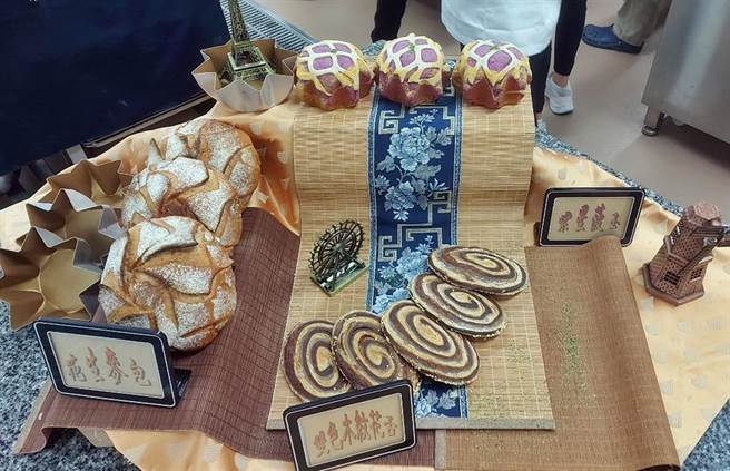 弘光科大食科系大二生戴邦竣参加「2023育秀杯烘焙竞赛」，制作养生杂粮麵包、杂粮菠萝麵包、杂粮牛舌饼3款作品，获得全国大专组冠军。（弘光科大提供／潘虹恩台中传真）