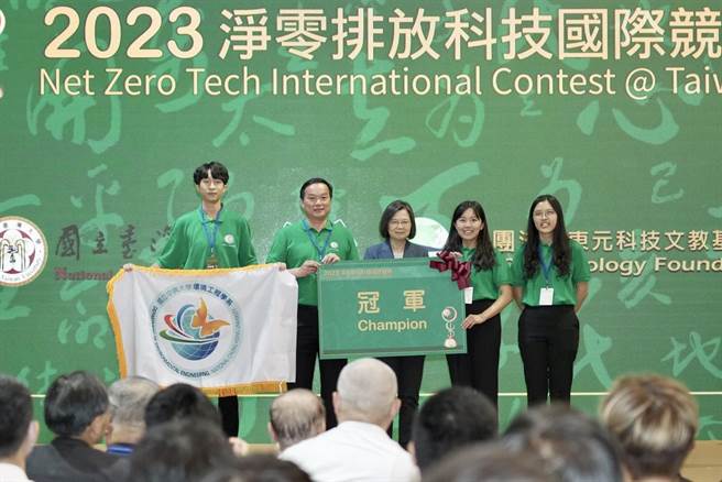 总统蔡英文颁发冠军给中兴大学环境工程学系「二氧化碳化学吸收与结晶技术之装置与处理方法」团队全体师生。(台大提供／李侑珊台北传真)