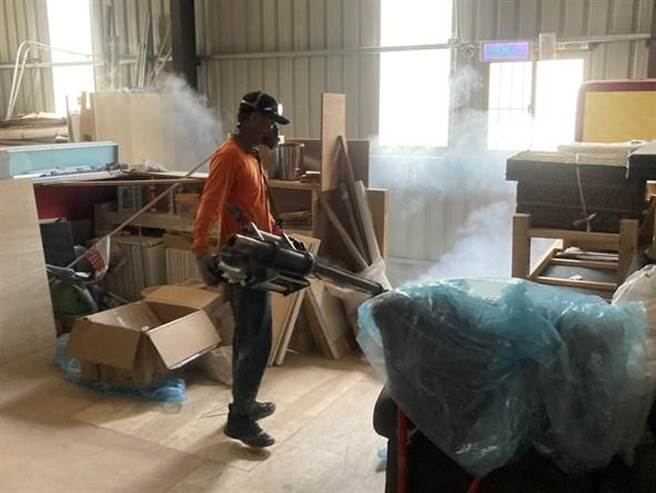 针对八里出现登革热确诊个案，市府已动员进行全区环境清消。（卫生局提供）