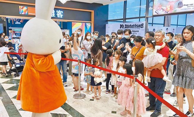 疫后消费潮爆发，服务业用人需求升温，季调后7月失业率降至3.43%，创近23年单月新低纪录。(资料照片/新光三越提供)