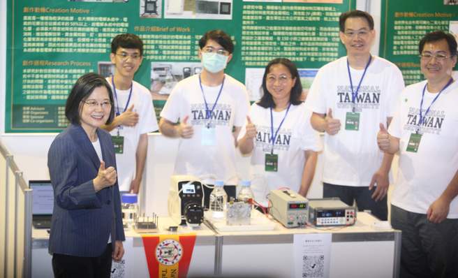 蔡英文总统（左）22日出席「2023净零碳排科技国际竞赛」决赛，参观各组研究单位展出的多项净零技术时，蔡不禁竖起大拇指。（张铠乙摄）