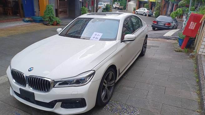 张姓男子日前购买外匯BMW7系列轿车，为了省税金，未申请领牌，向朋友借车牌悬挂，行驶于新北坪林北宜路时，被巡逻警员拦查。（新店警分局提供）