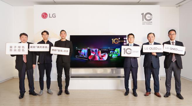 台湾LG与艺术家合作，在画廊发表新型OLED电视，台湾LG电子董事长郑渊宽(右三)表示，LG电视在画质和音质的表现都有突破。（LG提供／古明弘台北传真）
