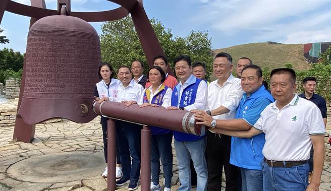 侯友宜(左二)前往金门和平纪念园区敲响和平钟，许下建构永无战争的两岸等三个愿望。(于家麒摄)
