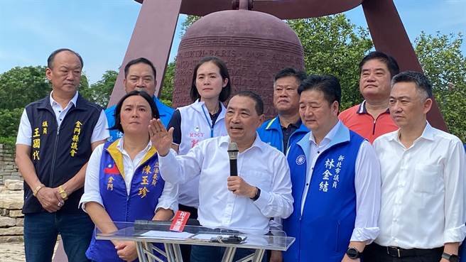 侯友宜(前中)许下「安定、安全、和平」三个愿望，建构永无战争的两岸。(于家麒摄)