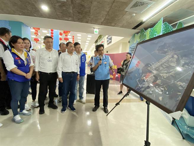 侯友宜一行参访水头港旅运大楼，了解目前小三通状况。(于家麒摄)